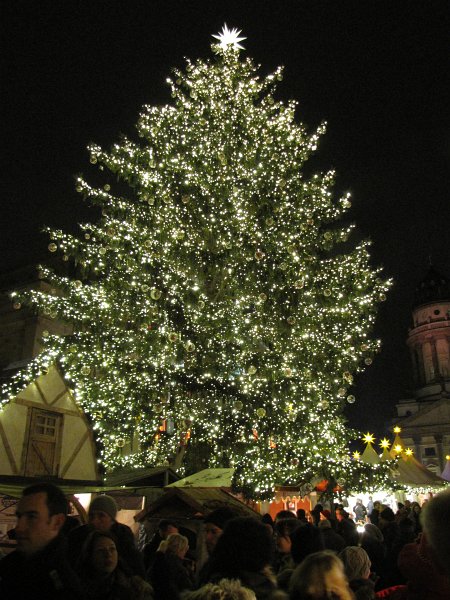 kerstboom gendarmenmarkt.jpg - Als laatste foto, de kerstboom op de Gendarmenmarkt. Het waren een paar gezellige dagen in een stad die we zeker nog vaker zullen bezoeken.